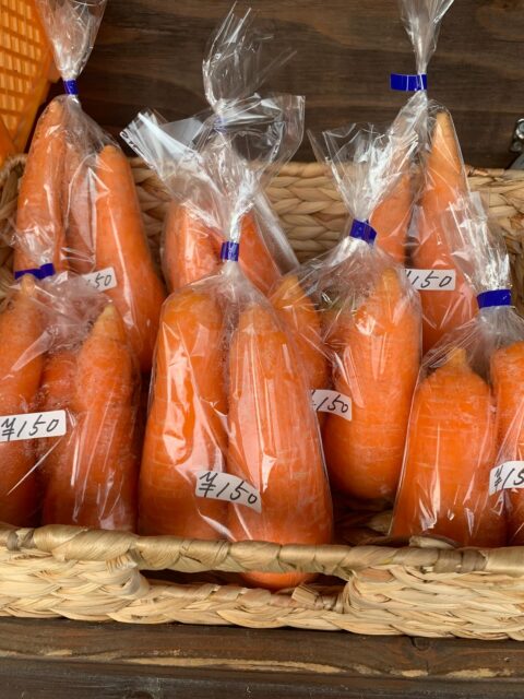 今日の朝は冷え込みました😨
袋詰め作業の手が寒さで動き辛かったです💦
本日も無人販売所オープンしております！

大根、人参🥕、さつま芋🍠甘みがあって美味しいですよ〜😋

#南丹市#無人販売所#大根#人参#白菜#キャベツ#さつまいも#田舎暮らし