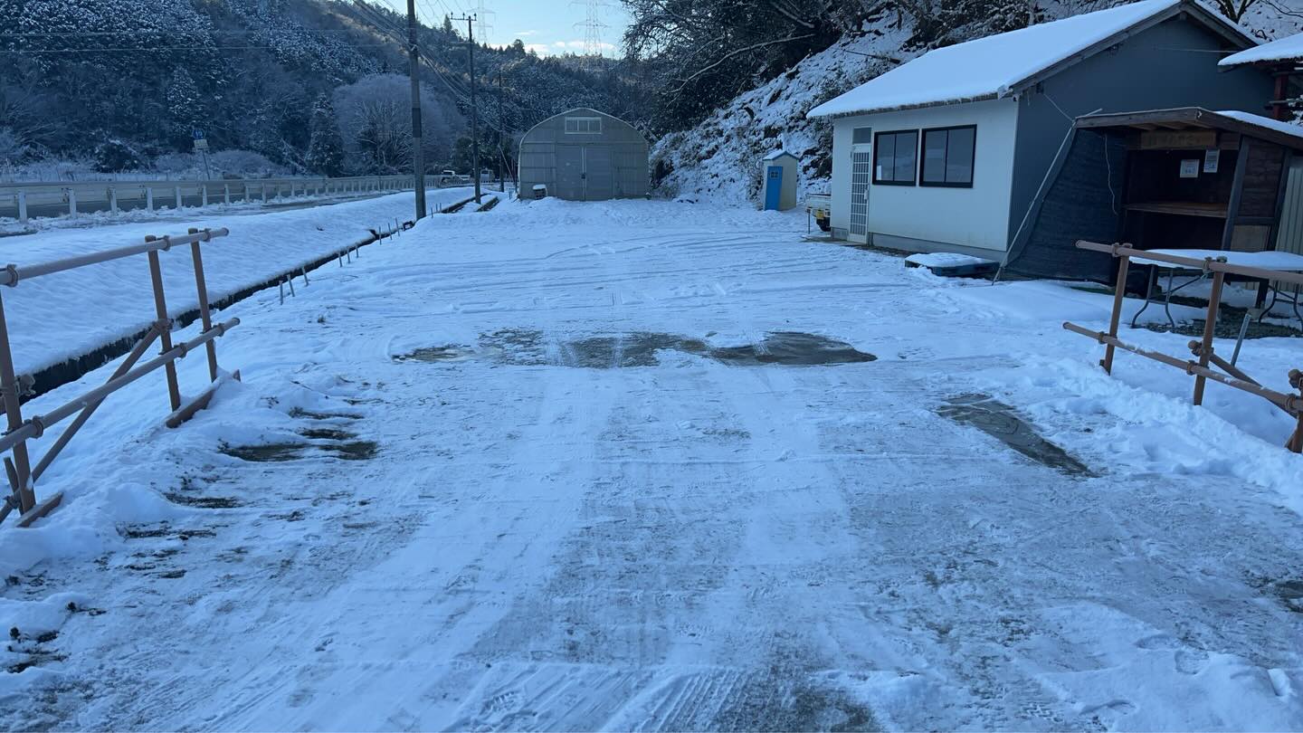 本日、無人販売所付近が凍っていて危ないため午後からオープンさせて頂きます。
ご迷惑をおかけいたしますがよろしくお願いします。
#南丹市
#無人販売所
#大根
#白菜
#人参
#小豆
#田舎暮らし
#雪だるま
#昆布