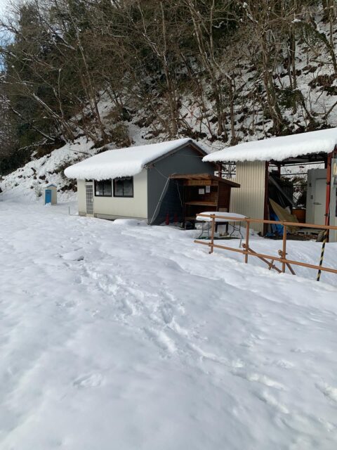 おはようございます😊
販売所の雪が溶けておりませんので雪かき致します❄️☃️
雪かきが終わり次第オープンさせて頂きますのでよろしくお願い致します🙇‍♀️

#南丹市#無人販売所#田舎暮らし