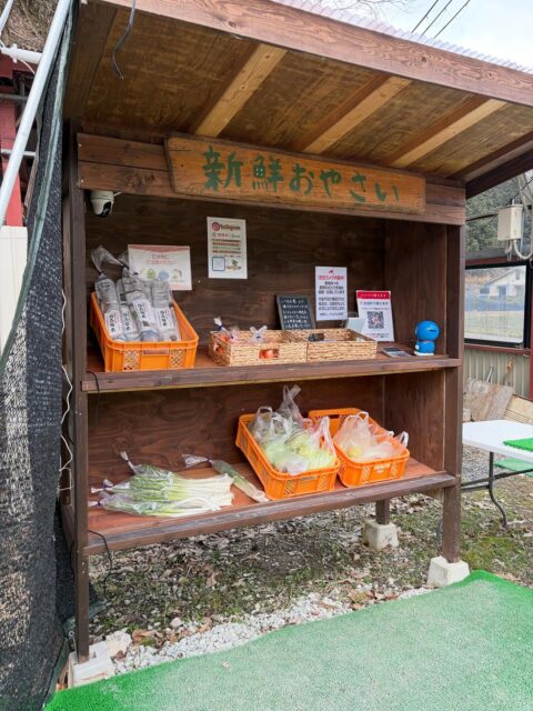 昨日の暖かさは何処へやら😓
今日は風邪も冷たく曇り空☁️
寒さに負けず春の野菜たちのお世話頑張ります💪
しばらくの間お野菜少なくなりますがよろしくお願い致します🙇♀️
#南丹市#無人販売所#田舎暮らし