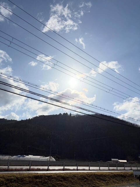 朝みぞれが降っていたのでどうなることかと思っていたら太陽が出てきました🤗
でも圃場には水が…💦
気温は低いけれど今日出来ることはやっておきます😊
春野菜も少しずつ増えてきています!
本日もよろしくお願いします🙇♀️
#南丹市#無人販売所#田舎暮らし#ほうれん草#ブロッコリー